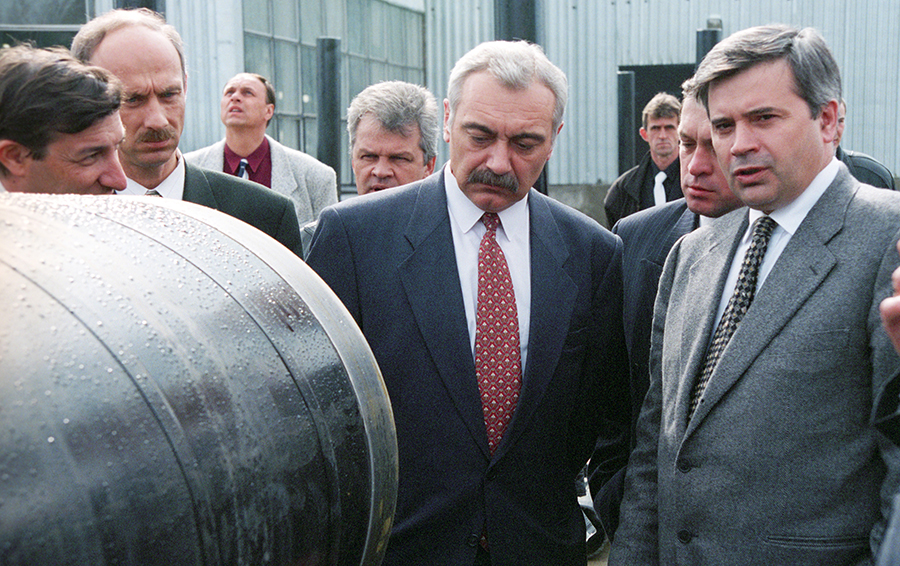 Президент компании «ЮКОС» Сергей Муравленко и президент компании «Лукойл» Вагит Алекперов (справа) во время открытия завода «ЮКОРТ». 