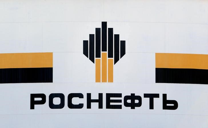 © Reuters. Логотип Роснефти на Приобском месторождении под Нефтеюганском