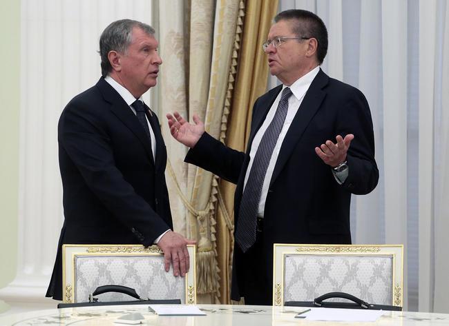 Председатель правления «Роснефти» Игорь Сечин и министр экономического развития Алексей Улюкаев в Кремле перед началом переговоров (650x473, 46Kb)