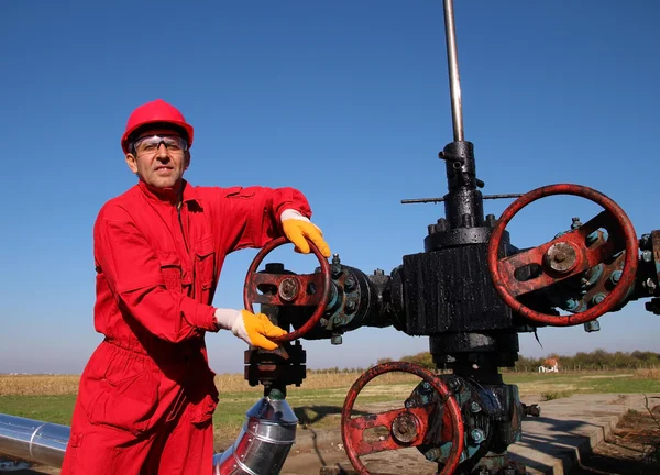 Нефтяной и газовый рабочий, носящий защитную одежду — стоковое фото