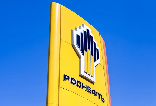 Эмблема нефтяной компании «Роснефть» против backg голубое небо — стоковое фото