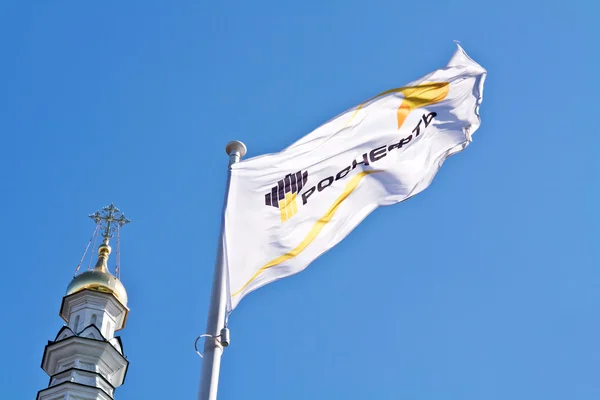 Флаг нефтедобывающие компании на фоне Православие chur — стоковое фото