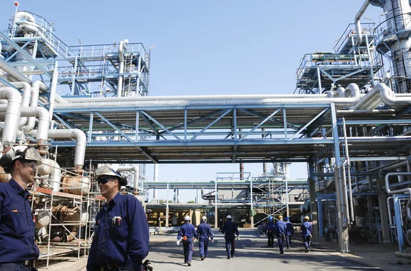 Рабочие очистительного завода в крупном заводе нефтедобывающей промышленности — стоковое фото