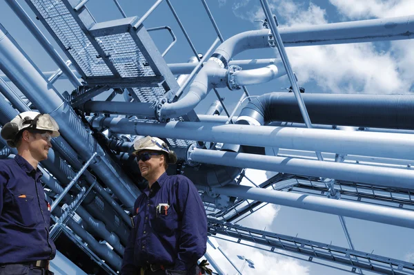 Нефть и газ рабочих с НПЗ трубопроводов — стоковое фото