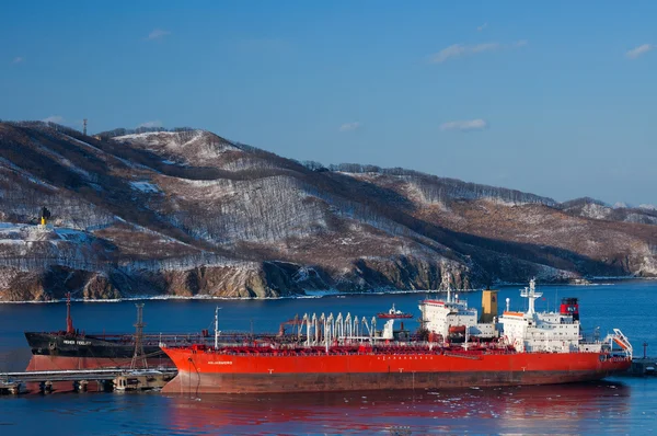 Два танкера около компании нефтехранилища Роснефть. залив Находки. восток (Япония) море. 21.02.2005 — стоковое фото