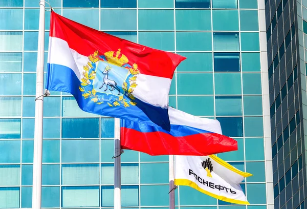 Флаги Самарской области, России и нефтяной компании «Роснефть» flutterin — стоковое фото