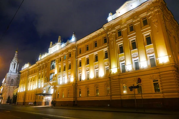 Роснефть нефтяная корпорация-офис на набережной София в Москве ночью — стоковое фото
