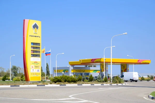 Логотип компании «Роснефть». Автозаправочная станция нефтяной компании «Роснефть» на шоссе — стоковое фото