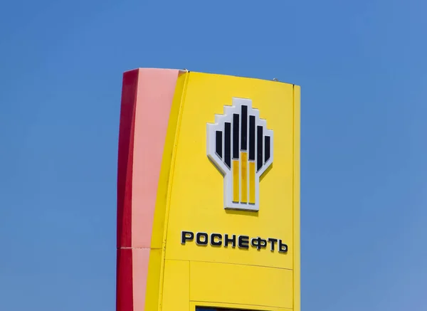Логотип компании «Роснефть». Автозаправочная станция нефтяной компании «Роснефть» на шоссе — стоковое фото