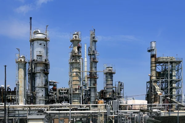 Нефтяной промышленности установки, металлические skyline blue sky — стоковое фото