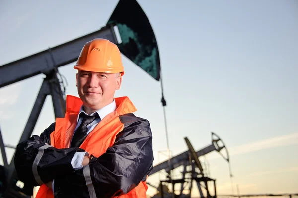 Инженер в области нефти — стоковое фото