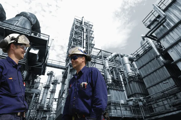 Работники завода, нефтяной и газовой промышленности — стоковое фото