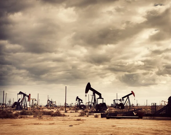 Месторождении в пустыне, добычи нефти — стоковое фото